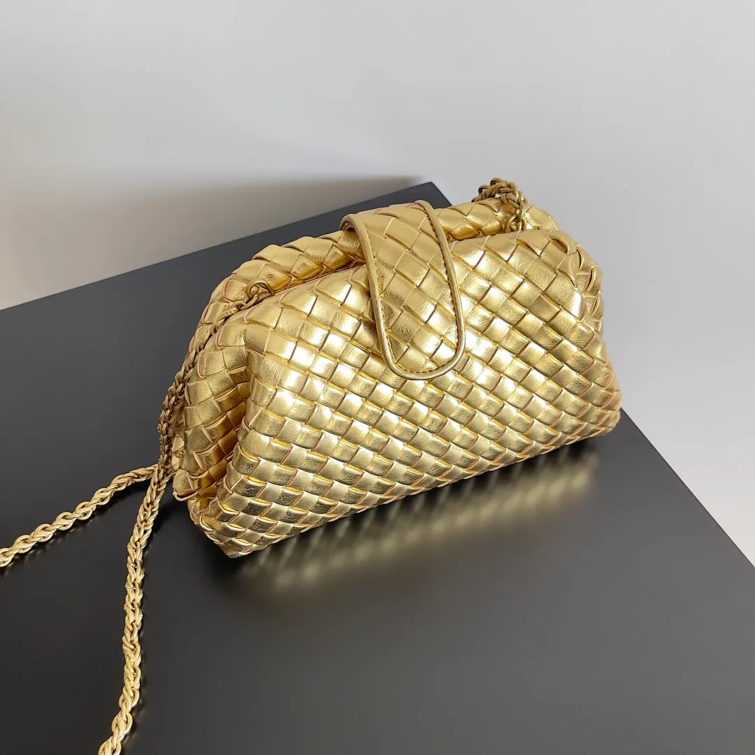 Batch 1880 BOTTEGA VENETA LAUREN 1980 small clutch bag is new! The small size that many people squat on is finally here. The self-adjustable zipper is a highlight of this bag. After being removed, it can be used as a handbag for important occasions. One bag unlocks two carrying methods at the same time. It is practical and has a unique sense of structure and beautiful lines. It is more elegant than a small cloud. It is a tribute to the classics and the pursuit of modernity. Style number: 804038 Size: 27*15*8cm